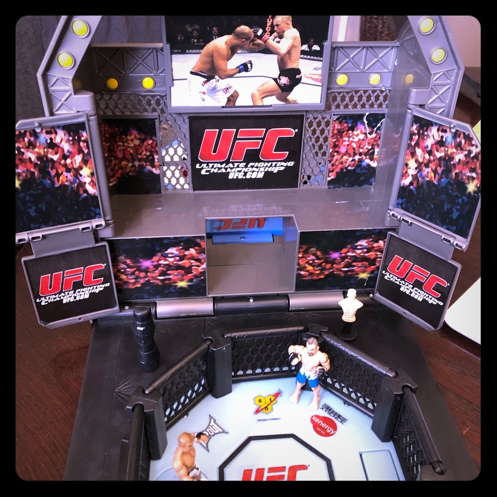 🔥SOLD🔥UFC TOY FOLDING OCTAGON AND RING SET